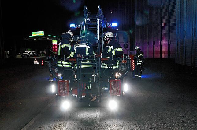 Bild 8: Feuerwehr, THW und DRK üben gemeinsam den Ernstfall. Hier gibt es die Bilder!