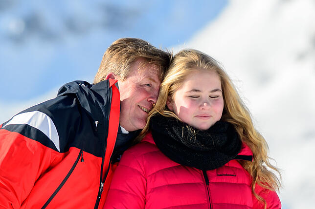 Der niederländische König Willem-Alexander scherzt mit seiner Tochter, Prinzessin Amalia, im Ski-Urlaub in Lech.