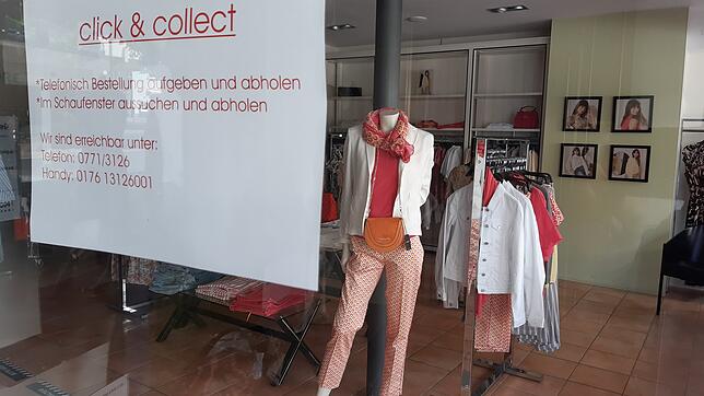 Außen ein Hinweisschild auf &bdquo;Click-and-collect&ldquo;, innen eine menschenleere Ladenfläche: Von diesem Schicksal werden in ...