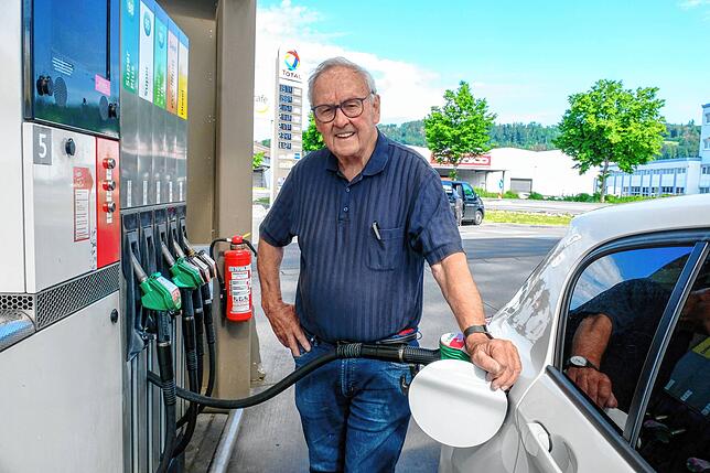 Josef Binder beim Tanken am Dienstag in Gottmadingen. Er war sich nicht sicher, wie der Tankrabatt spürbar sein würde.