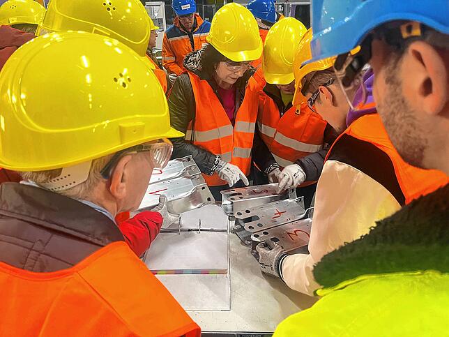 Gelb und Orange, wohin man blickt: An diesen Bauteilen, die von den Fachleuten Absorber genannt werden, durften sich die Teilnehmer ...