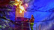 Wenn Papa und Sohn mit dem Feuer spielen: Wie das Archivbild zeigt, war Sohn Noah schon 2017 mit Feuereifer bei der Sache, als er unter ...