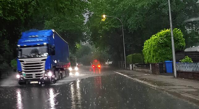 Gewitter in Bad Säckingen. Scheinwerfer müssen eingeschaltet werden.