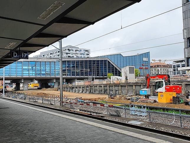 Hier finden aktuell Umbauten zur Leistungssteigerung des Bahnhofs Basel SBB statt, sowie die Errichtung einer provisorischen Passerelle.