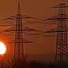 Die Sonne geht hinter Strommasten auf. Die Kosten für den Netzausbau treiben derzeit die Endkundenpreise. Aber nicht jeder Anbieter ...