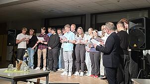 Beeindruckendes Finale mit vereinten Stimmen – Der gesamte Chor aller Jahrgangsstufen setzt mit „Bella Ciao“, „Die Gedanken sind frei“ ...
