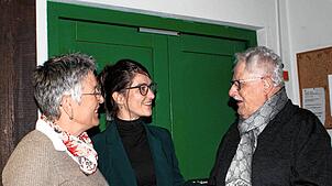 Die neue Koordinatorin Ehrenamt und Bürgerschaftliches Engagement, Sabrina Rozic (Bildmitte), im Gespräch mit Karl J. Lotz vom ...