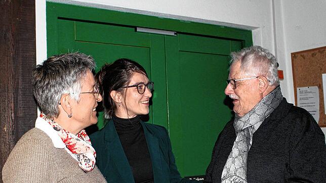 Die neue Koordinatorin Ehrenamt und Bürgerschaftliches Engagement, Sabrina Rozic (Bildmitte), im Gespräch mit Karl J. Lotz vom ...