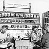 Wo gibt&lsquo;s denn so was? 1956 ist der Buchstand der beiden Verlegerinnen Lotte Eckener (links) und Martha Koch bei der Buchmesse in ...