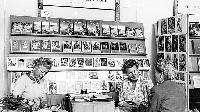 Wo gibt&lsquo;s denn so was? 1956 ist der Buchstand der beiden Verlegerinnen Lotte Eckener (links) und Martha Koch bei der Buchmesse in ...