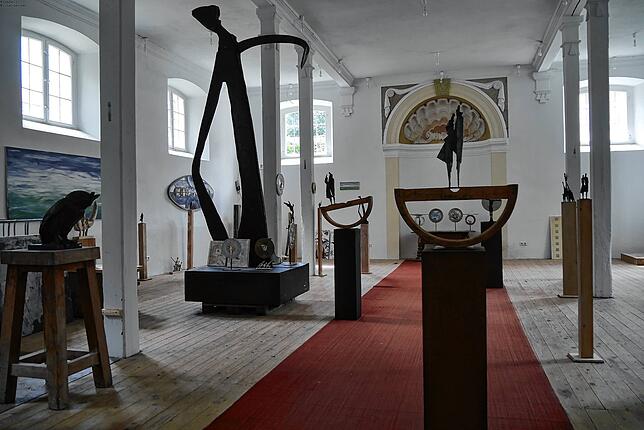 Der ehemalige Marstall in Krauchenwies bietet beste Voraussetzungen, um Kunstwerke wirken zu lassen.