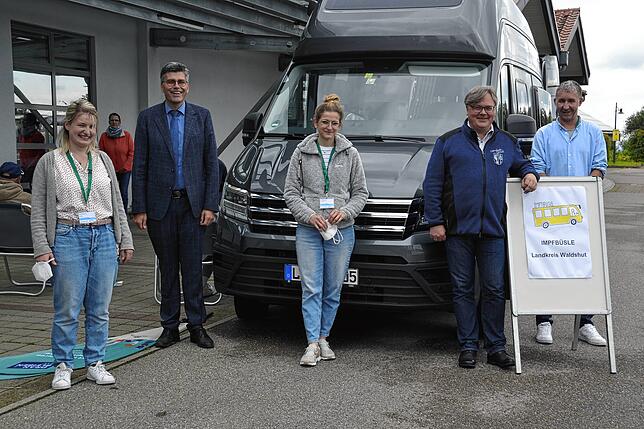 Viel erreicht werden konnte mit dem Impfbus. Beim Abschlusstermin in Görwihl dabei waren Landrat Martin Kistler (2. von links), Görwihls ...