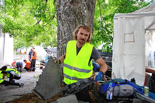 Eine spezielle Bodenabdeckung schützt während des Festivals den Grund auf der Karlsbastion: Fritz Ranz klamüsert die Einzelteile zusammen.
