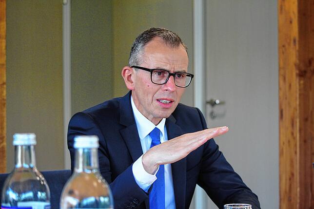 2024 sollen die Planungen zur Klinikums-Erweiterung abgeschlossen sein, sagt Landrat Sven Hinterseh.