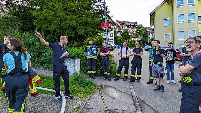 Im zweiten Teil der Nachbesprechung geht es um den Bereich im oberen Teil des Gebäudes. Dabei erklären die Gestalter der Übung, dass die ...