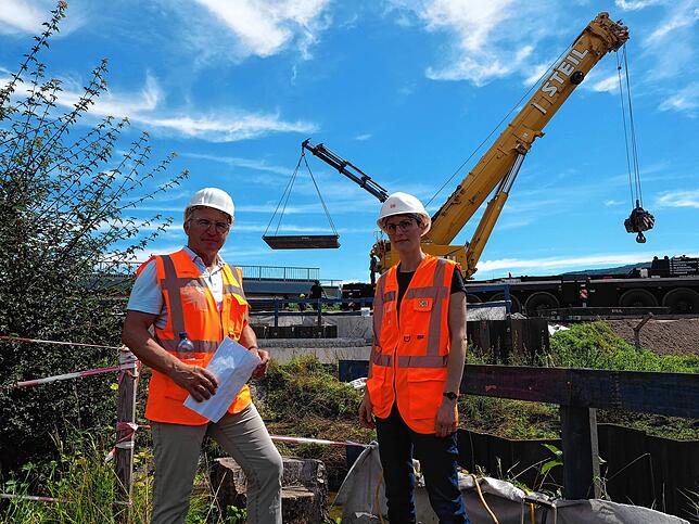 Carla Duffner, Projektleiterin bei der Deutschen Bahn, und Karl Wilhelm, Projektleitung Bauüberwachung, waren beim Einheben der Brücke ...