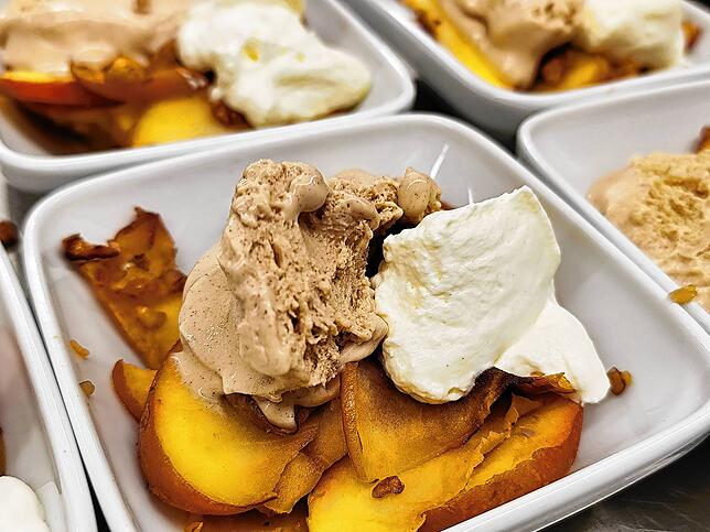 Den wirklich krönenden Abschluss bildete das Dessert. Ein Apfelragout aus heimischen Boskoop Äpfeln, gehackten Walnüssen, etwas ...