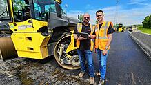 Baustellensteuerung digital: Sascha von Au und Marc Oßwald (von links) von der Baufirma Storz haben alle Abläufe über das Tablet im Blick.