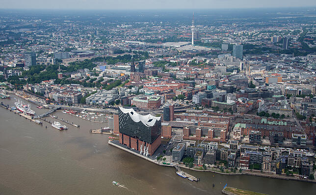 Hamburg mit der markanten Elbphilharmonie im Vordergrund.