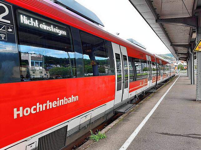 Nicht einsteigen heißt es derzeit für den RB30, wie hier im Bahnhof Waldshut. Es fahren weiter Busse.