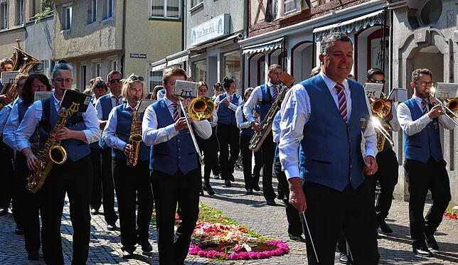 Für die Stadtkapelle hat es aus Anlass ihres Vereinsjubiläum einen Zuschuss gegeben, so dass sie auch die kirchlichen Feste im ...