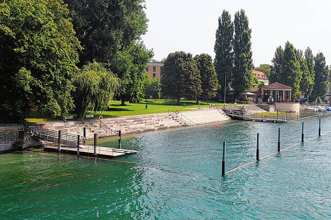 (Archivbild von August 2025) Das Bad am Konstanzer Seerhein ist am vergangenen Mittwoch, 13. August, bei über 30 Grad Außentemperatur in ...