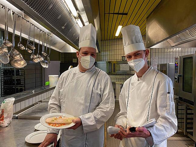 Bernhard Landbrecht und Oskar Riemel (rechts), Koch im 2. Ausbildungsjahr, stehen in der Großküche der Reha-Klinik in Bad Säckingen ...