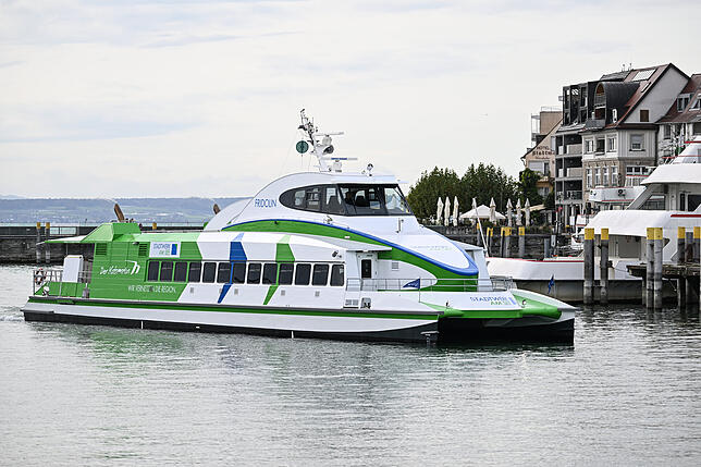 Katamaran &bdquo;Fridolin&ldquo; im Hafenbecken Friedrichshafen.