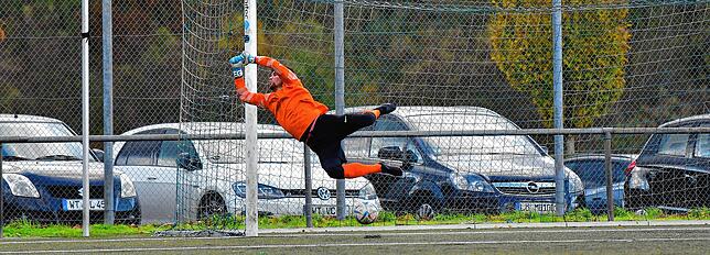Glück des Tüchtigen: Torwart Pascal Lindenmann von der SG FC Wehr/Brennet kriegt den Freistoß, den Schönaus Yannik Behringer an den ...