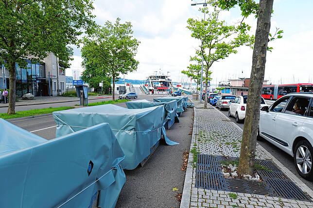 Sie dienen notfalls als Ballast für die Fährschiffe: Mulden mit Aushub stehen in Staad sicherheitshalber bereit.
