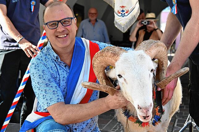 Bitte recht freundlich: Bockgötti Markus Roth und der Chilbi-Bock 2024 „Markus der Traditionsbewusste“. Die traditionelle Bocktaufe ist ...