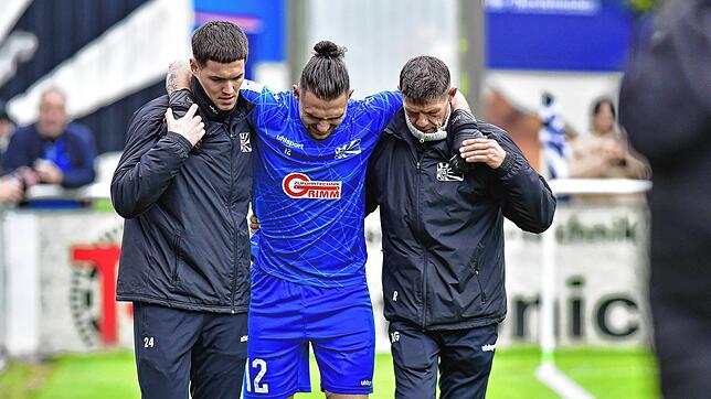 Am Wochenende musste Andrea Hoxha (Mitte) von Ersatzspieler Dominik Emminger (links) und Betreuer Rene Gensichen vom Platz gebracht werden.