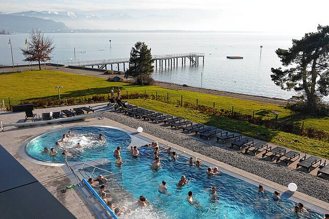 Ein traumhafter Blick auf den Bodensee und die umliegenden Berge eröffnet sich von der Lindauer Therme aus.