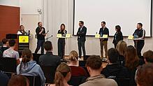 Politiker und Politikerinnen treffen Jugend (von links): Julian Olinger und Raphael Würth (Moderatoren), Nathalie Wagner (FDP), Felix ...