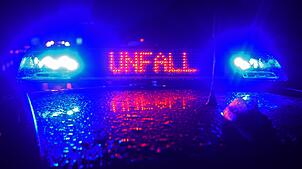 Der 19-Jährige starb laut Polizei noch an der Unfallstelle. (Symbolbild)