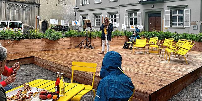 Projektleiterin Barbara Schaar zieht bei Regen ein erstes Zwischenfazit zum Sommerort Pfalzgarten. Sie erzählt, wie der Ort entstanden ...