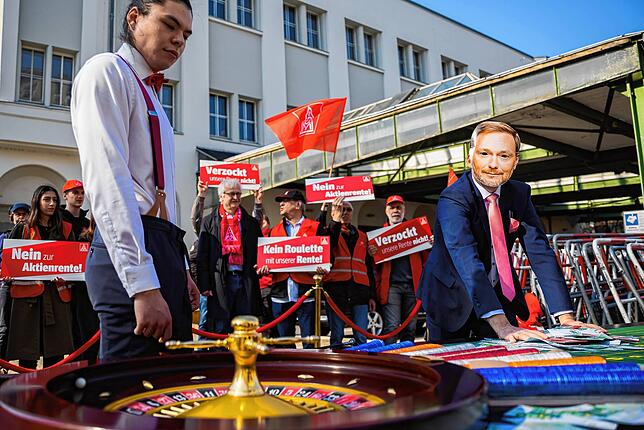 Demonstration gegen die vom damaligen Bundesfinanziminster Christian Lindner (FDP) geplante Aktienrente: Als kleiner Baustein kann sie ...
