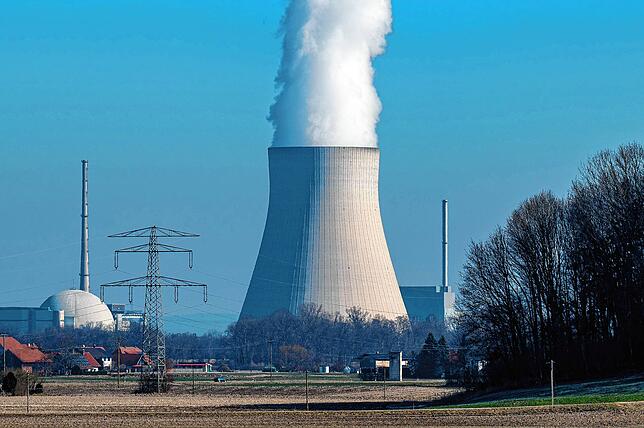 Wasserdampf steigt aus dem Kühlturm vom Atomkraftwerk Isar 2 nahe Essenbach, Bayern.