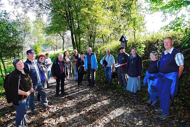 Oktober 2021: Wanderung der Initiativgruppe Franziskuswege im Deggenhausertal; direkt unterm Bildstock der Sprecher der Gruppe, Karl ...