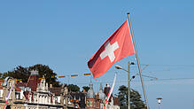 Die Schweizer Flagge auf der Rheinbrücke in Konstanz. Auch in der Region Südbaden werden die Auswirkungen der US-Zölle auf die Schweiz ...
