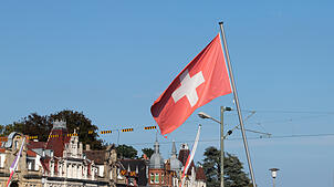 Die Schweizer Flagge auf der Rheinbrücke in Konstanz. Auch in der Region Südbaden werden die Auswirkungen der US-Zölle auf die Schweiz ...