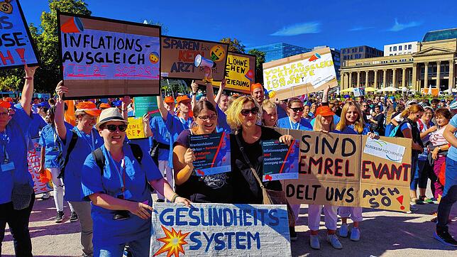 32 Mitarbeiter waren bei der Demonstration der Kliniken in Baden-Württemberg auf dem Stuttgarter Schlossplatz dabei.