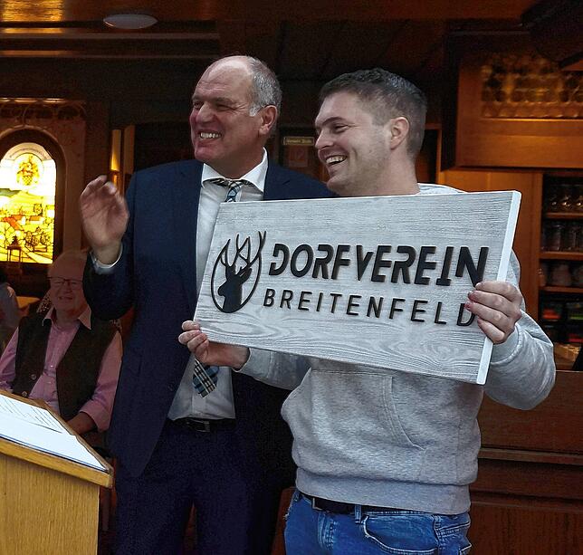 Freude über neuen Verein: Ortsvorsteher Jürgen Bacher (links) hat Elias Erlemann, Gründungsmitglied des „Dorfverein ...