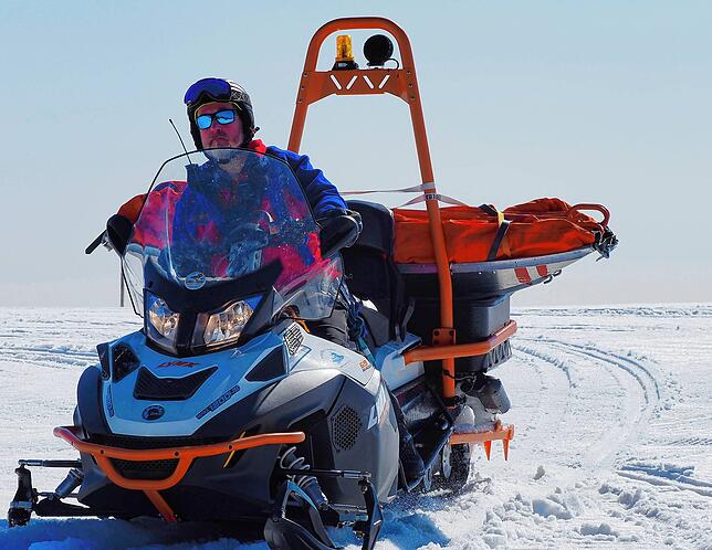 Ein Retter der Bergwacht eilt mit dem Schneemobil zum Einsatz. (Symbolbild)