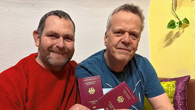 Jetzt kann die Reise voller Hoffnung losgehen: Jürgen Engler (rechts) und sein Mann Daniel fliegen in wenigen Tagen zur ...