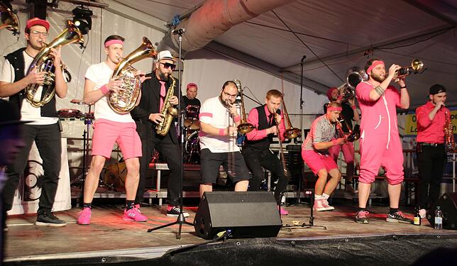 Das „Winter-Brass-Zelt“ auf dem Fuhrer-Parkplatz war bis in die frühen Morgenstunden rappelvoll. 15 (!) Brass-Bands sorgten ...
