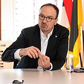 Der Konstanzer Oberbürgermeister Uli Burchardt in seinem Büro im Rathaus Konstanz.