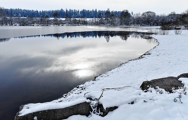 Dieser Tage präsentiert sich der Kirnbergsee in Bräunlingen-Unterbränd in winterlichem Gewand. An warmen Sommertagen wird er gern von ...