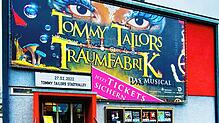 Bislang war &bdquo;Tommy Tailors Traumfabrik&ldquo; nur im Gloria-.Thater zu sehen. Mit der Stadtrallye wird das Musical am Sonntag, 27. ...