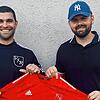 Neu im Rheinstadion: Sportchef Kai Schillinger (links) begrüßt Andreas Rügert, der vom TuS Efringen-Kirchen zum VfR Bad Bellingen wechselt.